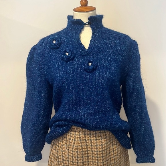 Entirely handcrafted sweater w/ amazing detail sleeves crocheted flowers pearls - Picture 3 of 13